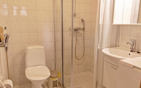 Kämmekkä C: Salle De Bains, Siège De Toilette, Luminaire Plomberie, Lavabo, Toilette, Sol, Sol, Évier, Design Intérieur, Robinet