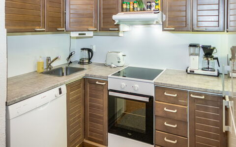 Purnukylä 6: Cuisine, Cabinetry, Comptoir, Appareil De Cuisine, Principaux Appliance, Bois, Sol, Meubles, Design Intérieur, Evier