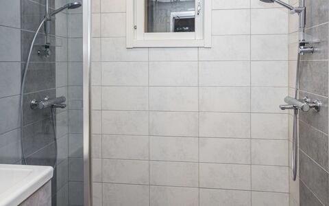 Purnukylä 6: Salle De Bains, Mur, Luminaire Plomberie, Sol, Sol, Tete De Douche, Douche, Plomberie, Tuile, Design Intérieur