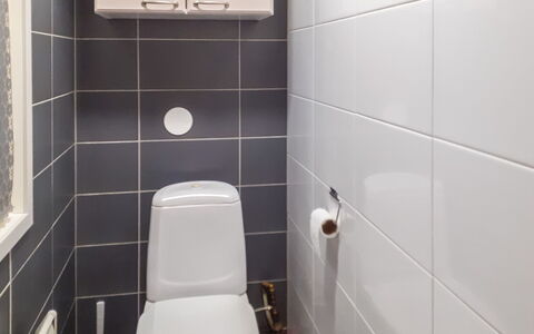 Kaukosaaren Ahonlaita: Siège De Toilette, Toilette, Salle De Bains, Mur, Sol, Luminaire Plomberie, Sol, Blanc, Design Intérieur, Tuile