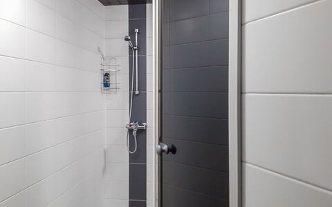 Kaukosaaren Ahonlaita: Sol, Salle De Bains, Luminaire Plomberie, Sol, Design Intérieur, Tuile, Plomberie, Toilette, Verre