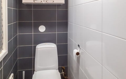 Kaukosaaren Ahonlaita: Siège De Toilette, Toilette, Salle De Bains, Mur, Sol, Luminaire Plomberie, Sol, Blanc, Design Intérieur, Tuile