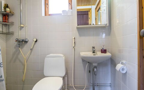 Palokärki: Siège De Toilette, Luminaire Plomberie, Mur, Salle De Bains, Toilette, Évier, Lavabo, Sol, Sol, Robinet