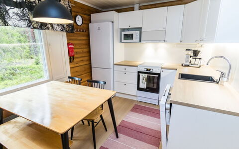 Pelkkaveska: Sol, Bois, Cuisine, Sol, Design Intérieur, Meubles, Parquet, Comptoir, Principaux Appliance, Pièce