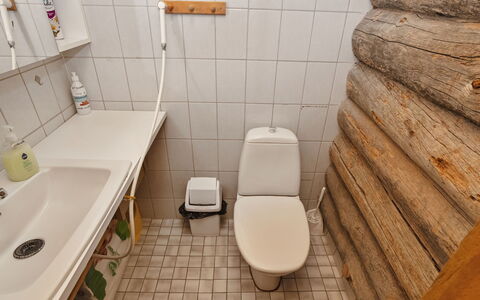 Karhunpesä: Siège De Toilette, Toilette, Bois, Sol, Luminaire Plomberie, Sol, Salle De Bains, Plomberie, Pièce, Bidet