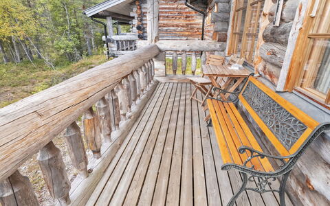 Karhunpesä: Bois, Dur, Parquet, Planche, Tache De Bois, Plate-Forme, Chalet, Porche, Cabane En Rondins, Balustrade