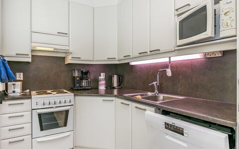 Karhunvartijan Kota B1: Appareil De Cuisine, Cuisine, Principaux Appliance, Comptoir, Design Intérieur, Électroménager, Sol, Cabinetry, Cuisinière, Meubles