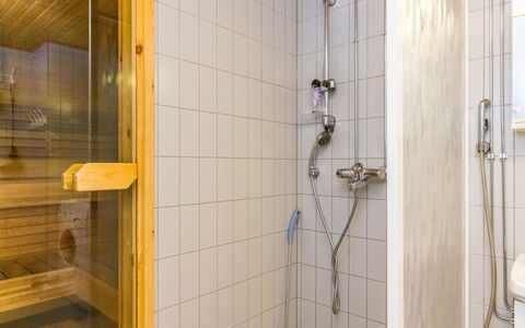 Karhunvartijan Kota B1: Sol, Luminaire Plomberie, Sol, Salle De Bains, Design Intérieur, Douche, Plomberie, Tete De Douche, Bar De Douche, Pièce