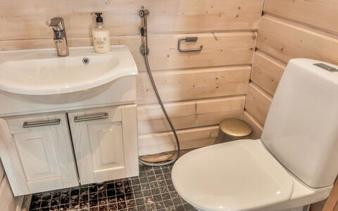 Saaruan Aurinko: Sol, Bois, Luminaire Plomberie, Siège De Toilette, Sol, Évier, Toilette, Lavabo, Salle De Bains, Plomberie
