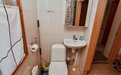 Kaukosaaren Ahonrinne: Lavabo, Luminaire Plomberie, Salle De Bains, Siège De Toilette, Évier, Sol, Sol, Toilette, Plomberie, Robinet