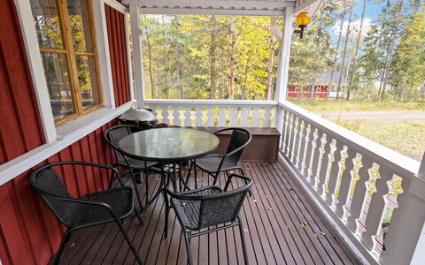 Kaukosaaren Ahonrinne: Bois, Meubles, Sol, Porche, Sol, Tache De Bois, Chaise, Dur, Parquet, Mobilier De Jardin