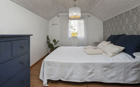 Vuorimäki: Chambre, Design Intérieur, Bois, Meubles, Plafond, Lit, Textile, Drap De Lit, Sol, Literie