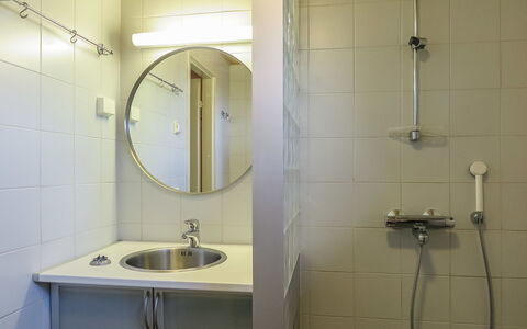 Kiehinen 2: Luminaire Plomberie, Mur, Salle De Bains, Lavabo, Design Intérieur, Sol, Évier, Sol, Robinet, Plomberie