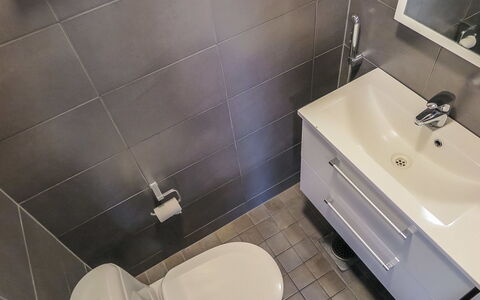 Kiehinen 2: Luminaire Plomberie, Siège De Toilette, Lavabo, Salle De Bains, Sol, Sol, Toilette, Évier, Design Intérieur, Plomberie