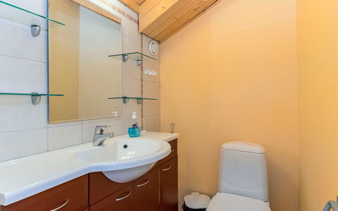 Vesan Villa: Lavabo, Salle De Bains, Évier, Luminaire Plomberie, Design Intérieur, Sol, Armoire De Toilette, Sol, Bois, Robinet