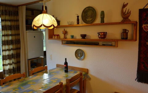 Simmental: Propriété, Bois, Design Intérieur, Cadre, Bâtiment, Rayonnage, Étagère, Cabinetry, Dur, L'Horloge