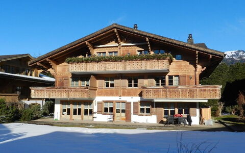 Lisa: Plante, Ciel, Bâtiment, Fenêtre, Maison, Arbre, Loisir, Façade, Bois, Toit