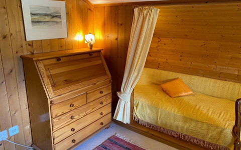 Meielblick: Meubles, Propriété, Confort, Bâtiment, Cabinetry, Bois, Cadre De Lit, Design Intérieur, Tiroir, Lit