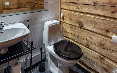 Sompsanniemi: Siège De Toilette, Toilette, Bois, Sol, Luminaire Plomberie, Salle De Bains, Sol, Design Intérieur, Plomberie, Évier