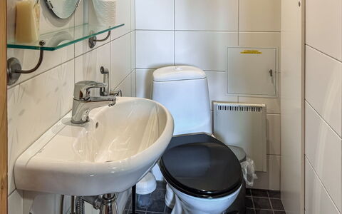 Sompsanniemi: Siège De Toilette, Salle De Bains, Lavabo, Toilette, Luminaire Plomberie, Évier, Design Intérieur, Robinet, Sol, Plomberie
