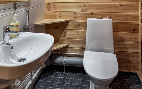 Sompsanniemi: Siège De Toilette, Toilette, Sol, Salle De Bains, Luminaire Plomberie, Bois, Sol, Design Intérieur, Évier, Plomberie