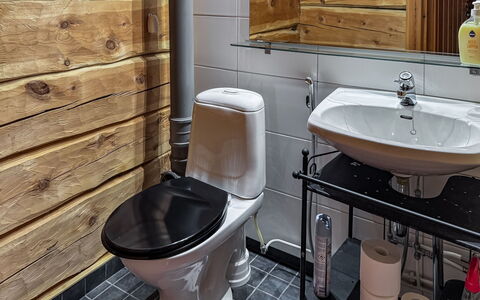 Sompsanniemi: Siège De Toilette, Salle De Bains, Toilette, Luminaire Plomberie, Sol, Sol, Évier, Design Intérieur, Plomberie, Robinet