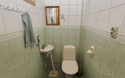 Metsämaja: Siège De Toilette, Toilette, Salle De Bains, Luminaire Plomberie, Sol, Sol, Lavabo, Plomberie, Évier, Tuile
