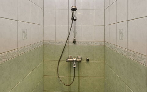Metsämaja: Sol, Luminaire Plomberie, Tete De Douche, Douche, Sol, Salle De Bains, Plomberie, Tuile, Bar De Douche, Panneau De Douche