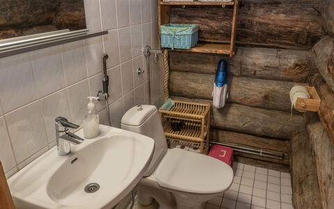 Salmikangas H2: Siège De Toilette, Bois, Luminaire Plomberie, Sol, Toilette, Sol, Plomberie, Salle De Bains, Lavabo, Design Intérieur