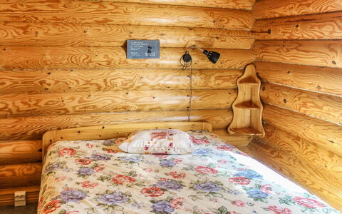 Villa Hermanni: Bois, Chambre, Linge, Pièce, Drap De Lit, Tache De Bois, Literie, Lit, Dur, Cabane En Rondins