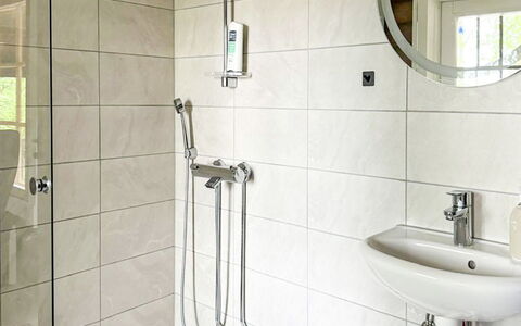 Ranta-Koivu: Salle De Bains, Luminaire Plomberie, Sol, Sol, Design Intérieur, Plomberie, Tuile, Tete De Douche, Toilette, Douche