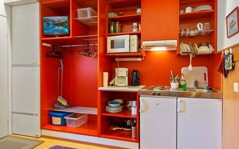 Vuosselin Helmi C25: Rouge, Cuisine, Meubles, Design Intérieur, Orange, Sol, Sol, Cabinetry, Pièce, Placard