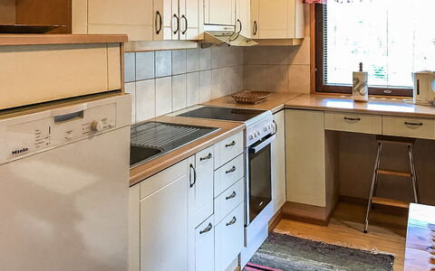 Kallioniemi: Appareil De Cuisine, Cuisine, Cabinetry, Comptoir, Sol, Principaux Appliance, Meubles, Bois, Design Intérieur, Sol