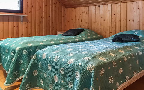 Kallioniemi: Lit, Chambre, Bois, Drap De Lit, Sol, Literie, Sol, Design Intérieur, Cadre De Lit, Linge