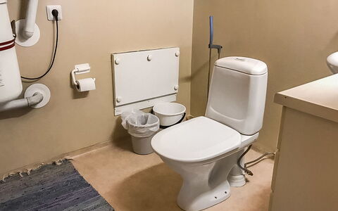Kallioniemi: Siège De Toilette, Toilette, Luminaire Plomberie, Salle De Bains, Sol, Sol, Plomberie, Bidet, Tuile