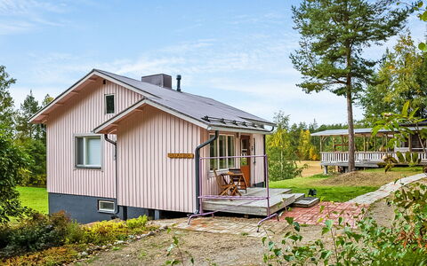 Villa Ebba: Fenêtre, Herbe, Bâtiment, Bois, Maison, Chalet, Toit, Domicile, Arbuste