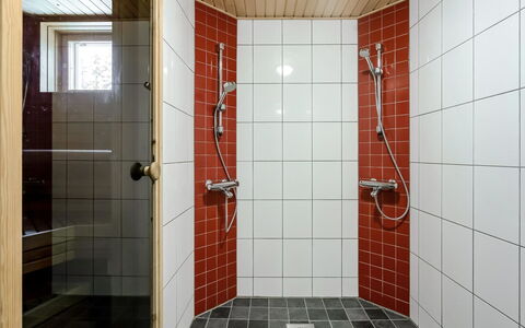 Mustijoenranta: Luminaire Plomberie, Sol, Salle De Bains, Sol, Design Intérieur, Plomberie, Tuile, Composite, Tete De Douche, Douche