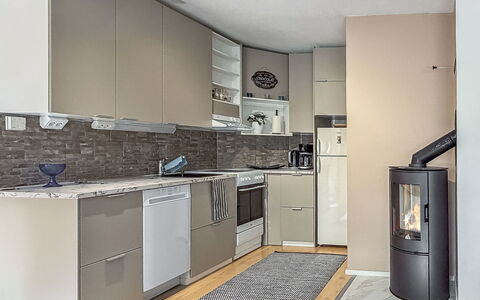 Tahkontilhi e 5: Appareil De Cuisine, Meubles, Cuisine, Principaux Appliance, Cabinetry, Sol, Comptoir, Électroménager, Bois, Design Intérieur