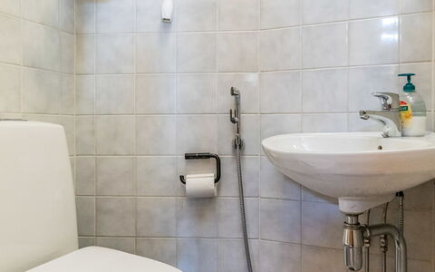 Saaruanaho H1: Salle De Bains, Luminaire Plomberie, Lavabo, Évier, Siège De Toilette, Toilette, Sol, Design Intérieur, Robinet, Plomberie