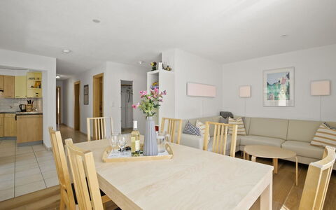 Ruggli: Table, Meubles, Chaise, Plante D'Appartement, Plante, Bois, Design Intérieur, Fleur, Sol, Bâtiment