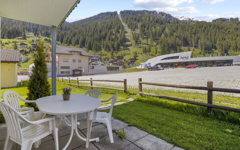 Ruggli: Plante, Ciel, Meubles, Nuage, Table, Montagne, Bâtiment, Chaise, Arbre, Clôture