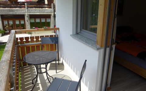 Amici 1. Og West: Propriété, Table, Meubles, Bâtiment, Plante, Bois, Design Intérieur, Chaise, Fenêtre, Mobilier De Jardin