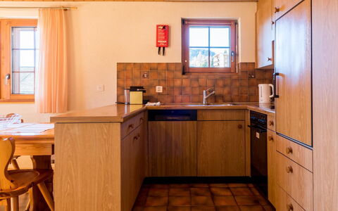 Südlenz 13 1. Og Süd-West: Cabinetry, Meubles, Fenêtre, Propriété, Comptoir, Bâtiment, Tiroir, Bois, Chaise, Cuisine