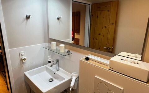 Milimatta 1 1. Og Süd: Lavabo, Luminaire Plomberie, Évier, Sol, Mur, Salle De Bains, Design Intérieur, Sol, Bois, Robinet