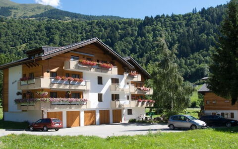 Milimatta 2 1. Og Süd: Plante, Montagne, Voiture, Ciel, Bâtiment, Véhicule, Nuage, Arbre, Fenêtre, Paysage Naturel