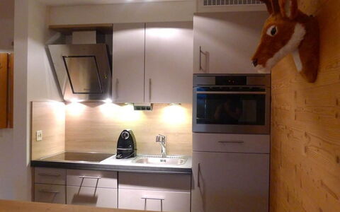 Milimatta 2 1. Og Süd: Cabinetry, Comptoir, Propriété, Evier, Blanc, Appareil De Cuisine, Cuisine, Cuisinière, Bois, Électroménager