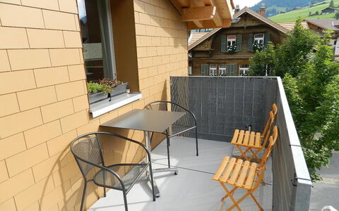 Simme-Tröimli: Table, Bâtiment, Propriété, Meubles, Plante, Fenêtre, Chaise, Surface De La Route, Bois, Ombre
