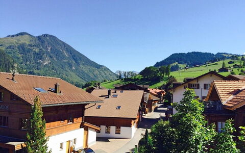 Simme-Tröimli: Ciel, Bâtiment, Montagne, Propriété, Plante, Fenêtre, Arbre, Maison, Biome