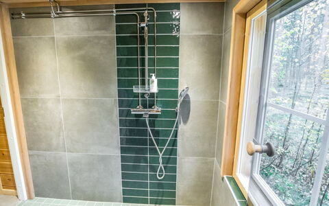 Suvantovirta: Sol, Sol, Luminaire Plomberie, Tete De Douche, Salle De Bains, Plomberie, Tuile, Douche, Bar De Douche, Panneau De Douche