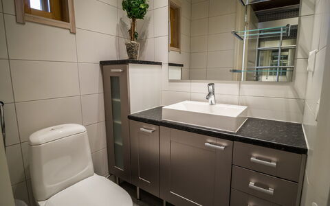 Kopara B 8: Lavabo, Salle De Bains, Évier, Luminaire Plomberie, Design Intérieur, Sol, Armoire De Toilette, Cabinetry, Robinet, Sol